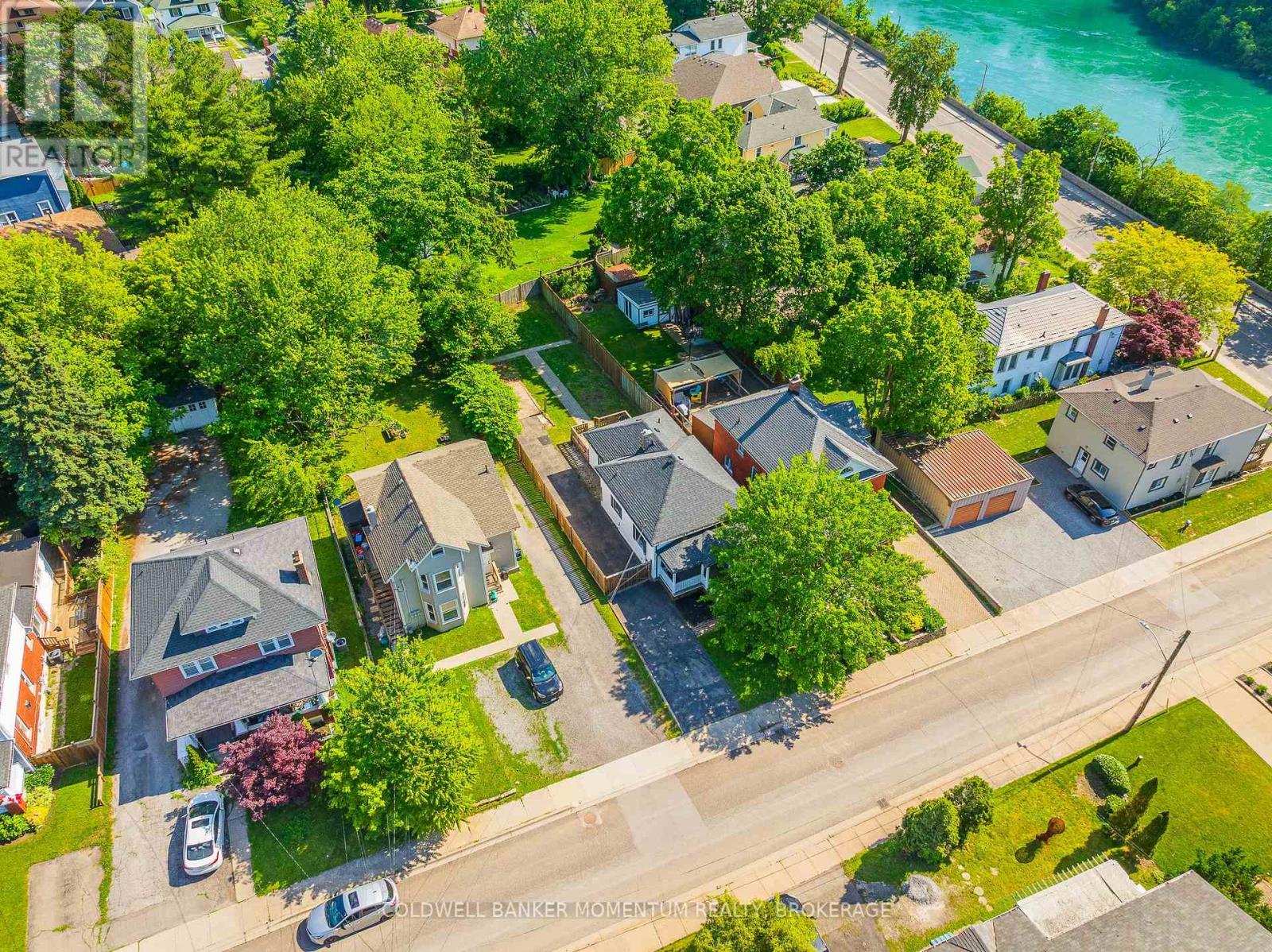 4319 SENECA STREET - 27