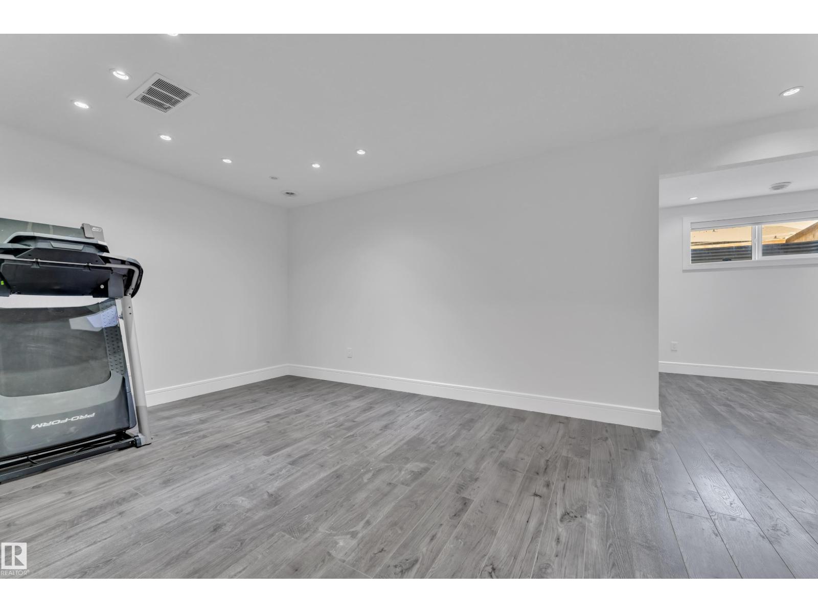 6156 11 AV SW - 36