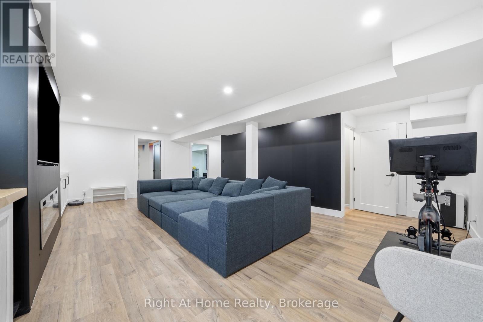 27 REDWOOD DRIVE - 23