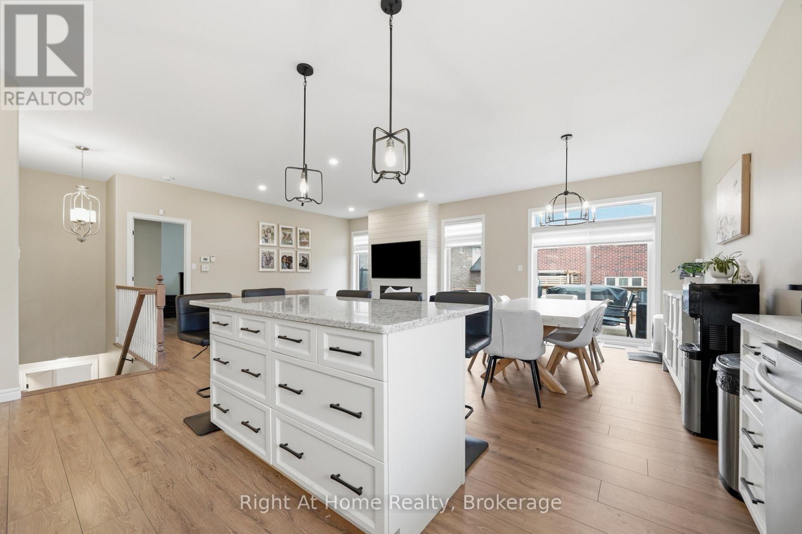 27 REDWOOD DRIVE - 6