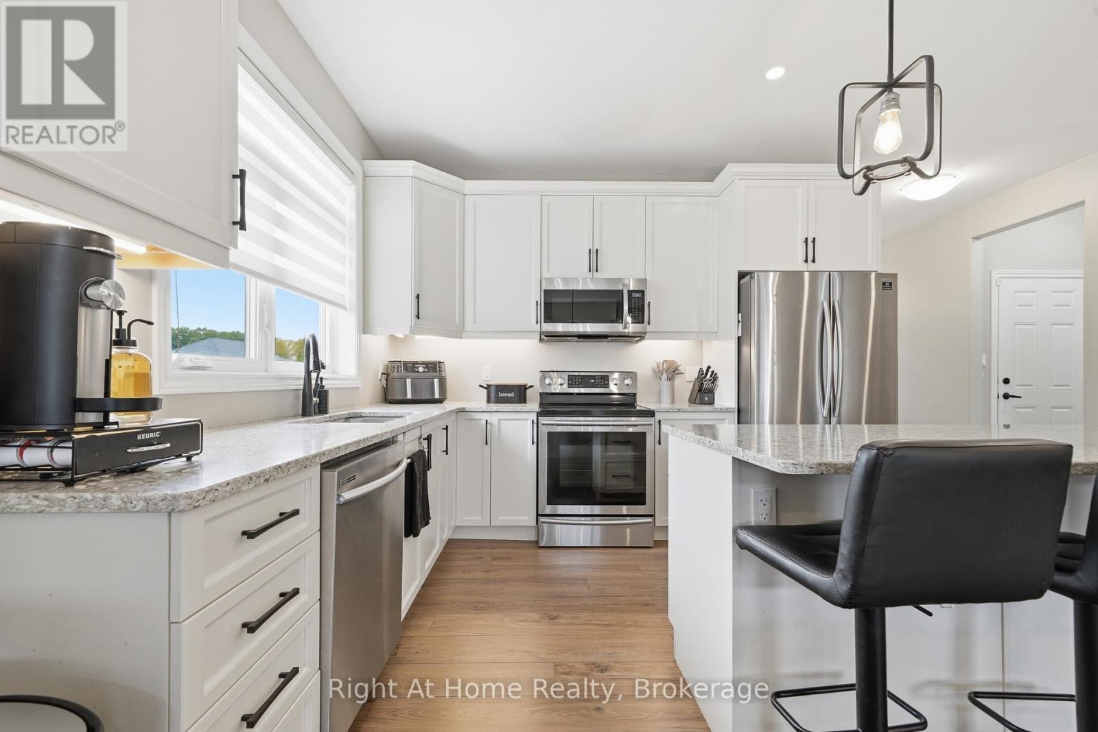 27 REDWOOD DRIVE - 7