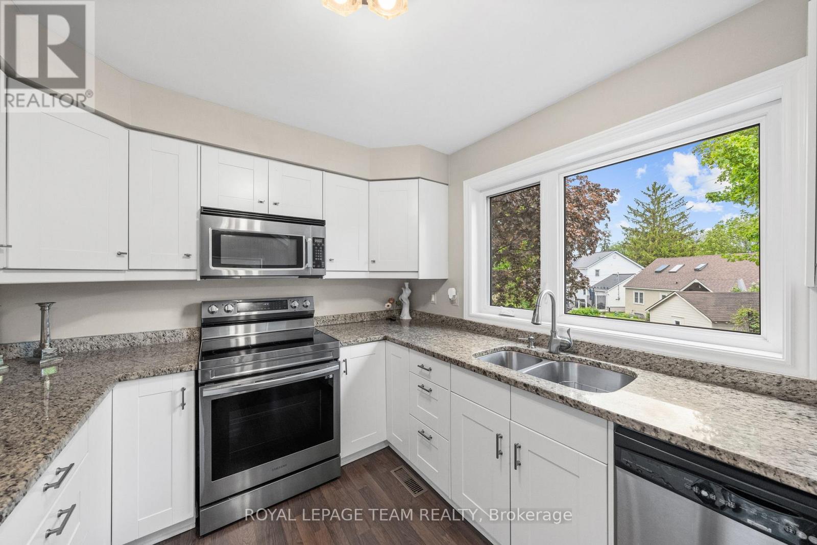 #6 625 RICHMOND ROAD - 11