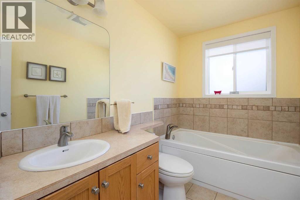 PRIMARY ENSUITE WITH JETTED TUB