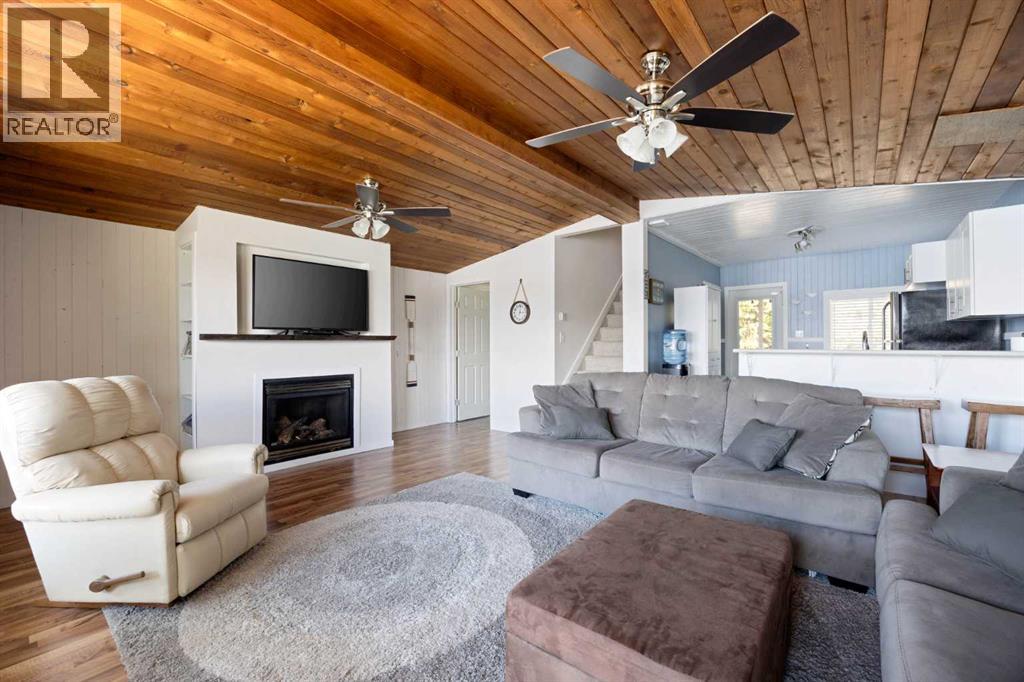 LAARGE LIVING AREA WITH GAS FIREPLACE