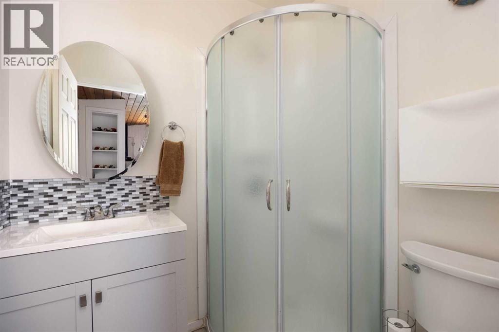 MAIN FLOOR BATHROOM