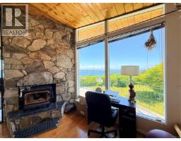 Living room - 2472 Mountview Rd, Port Mcneill, BC V0N2R0 Photo 13