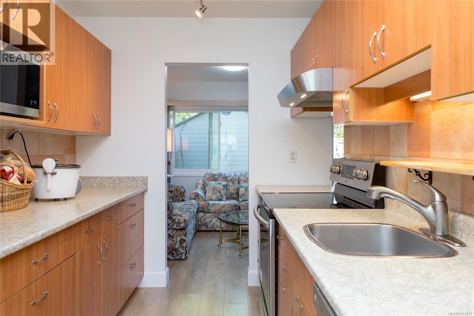 6 10046 Fifth Street, Sidney