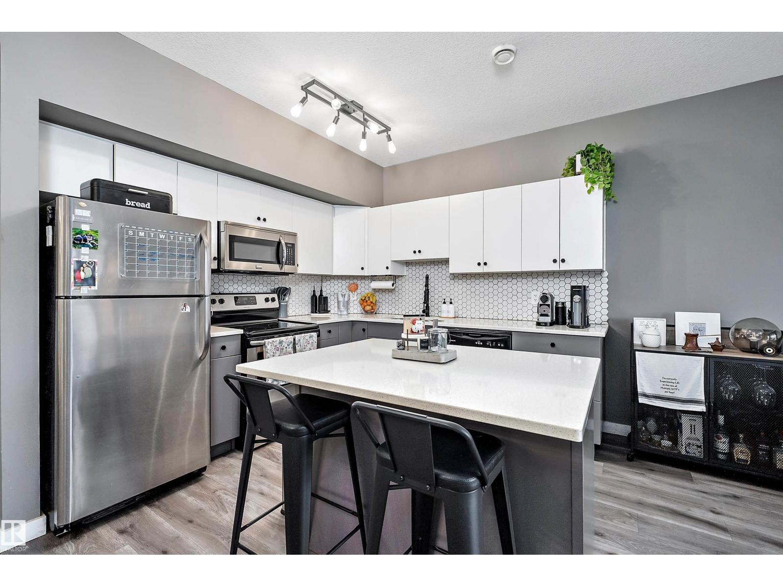 #406 10518 113 ST NW - 18