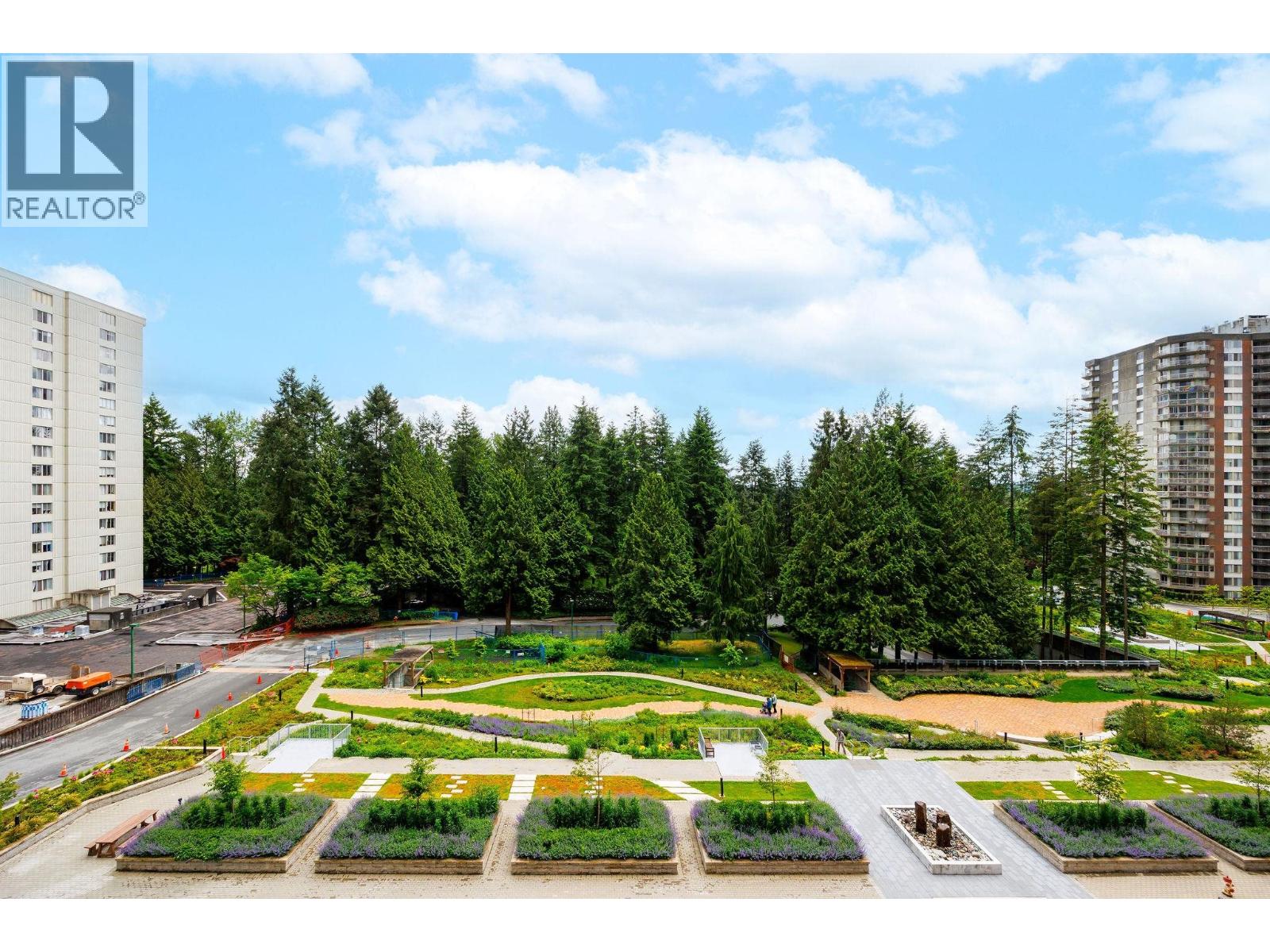 1118 2012 FULLERTON AVENUE — photo 2