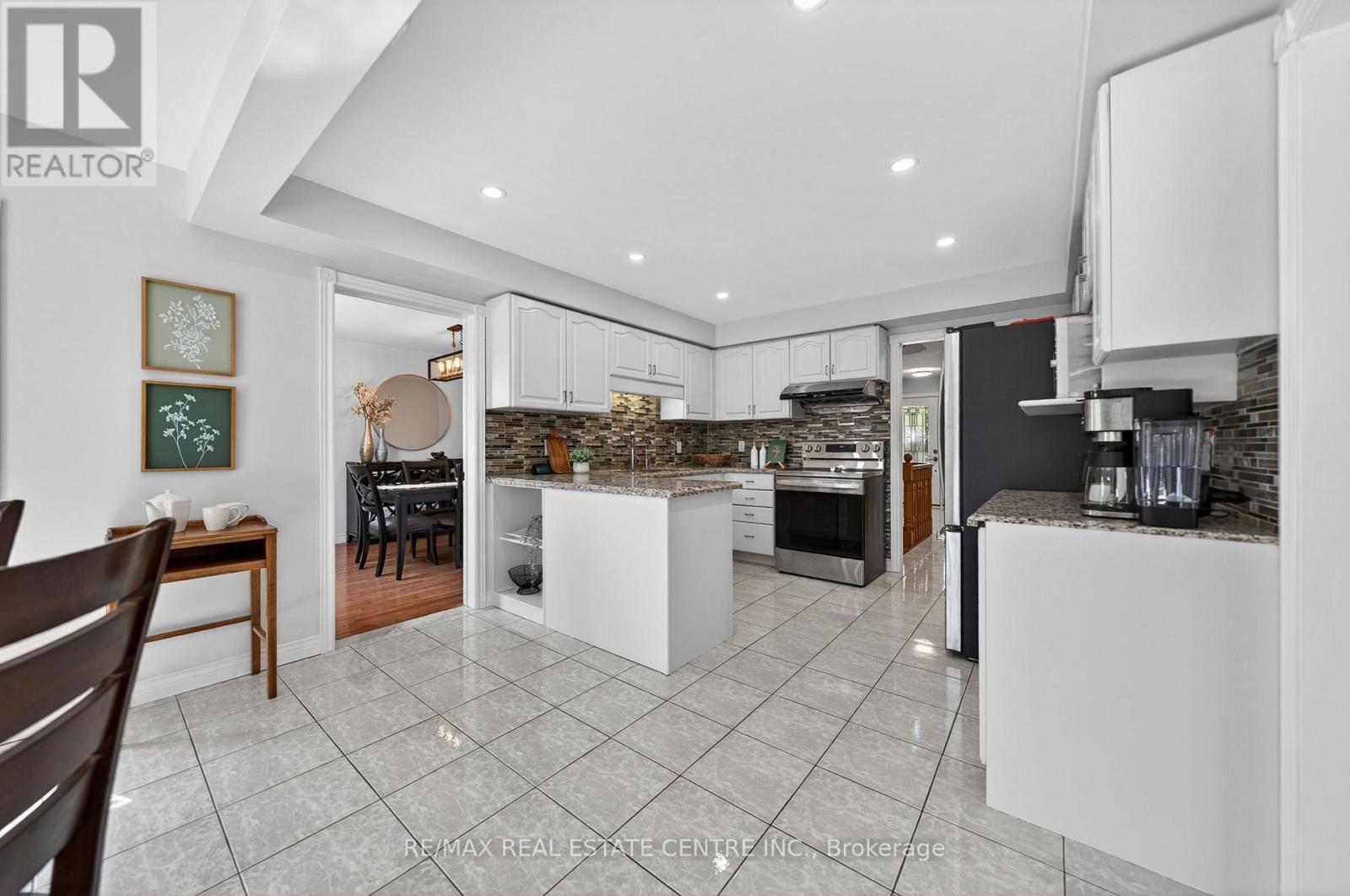 111 HUME DRIVE - 13
