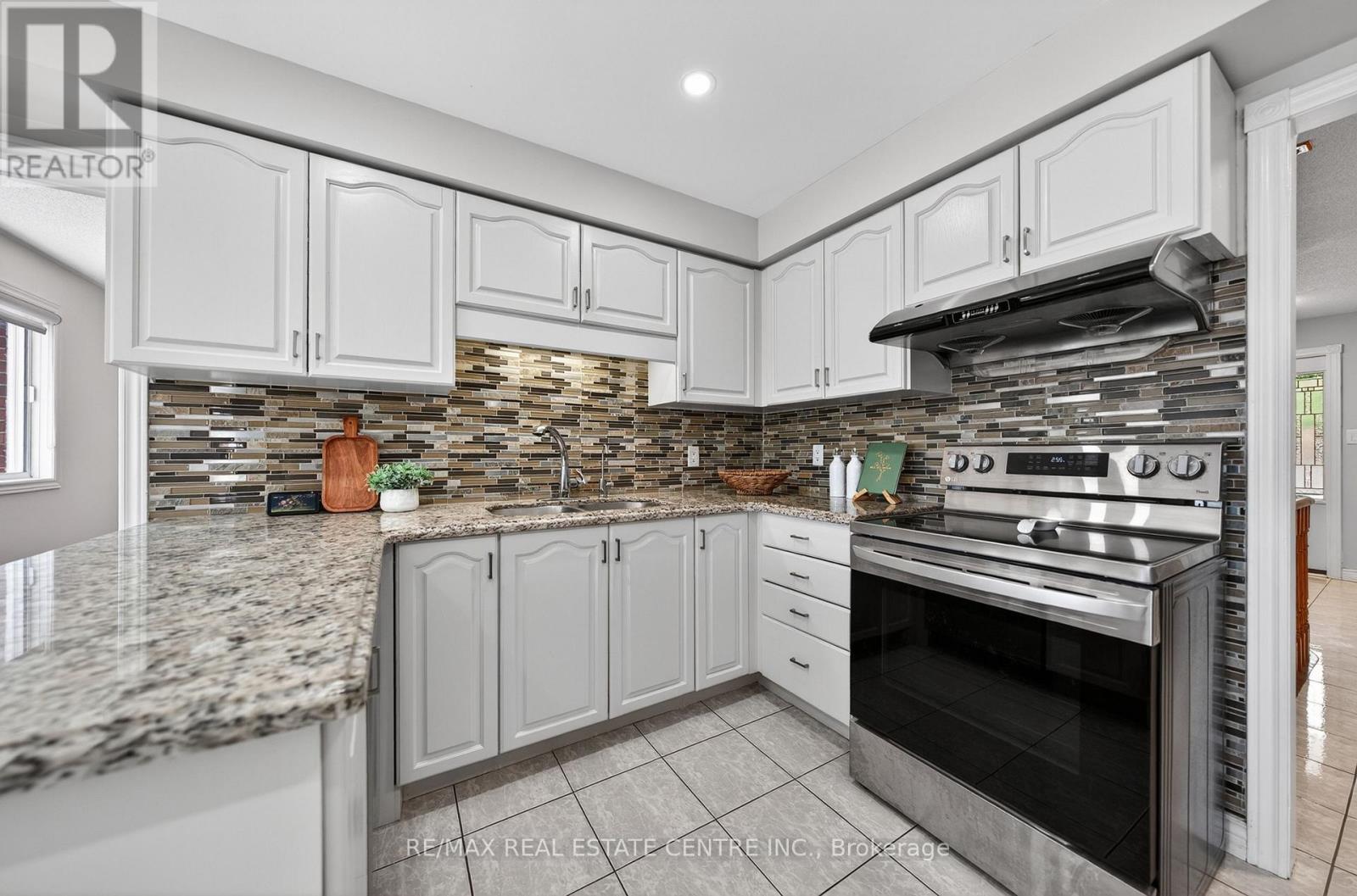 111 HUME DRIVE - 16