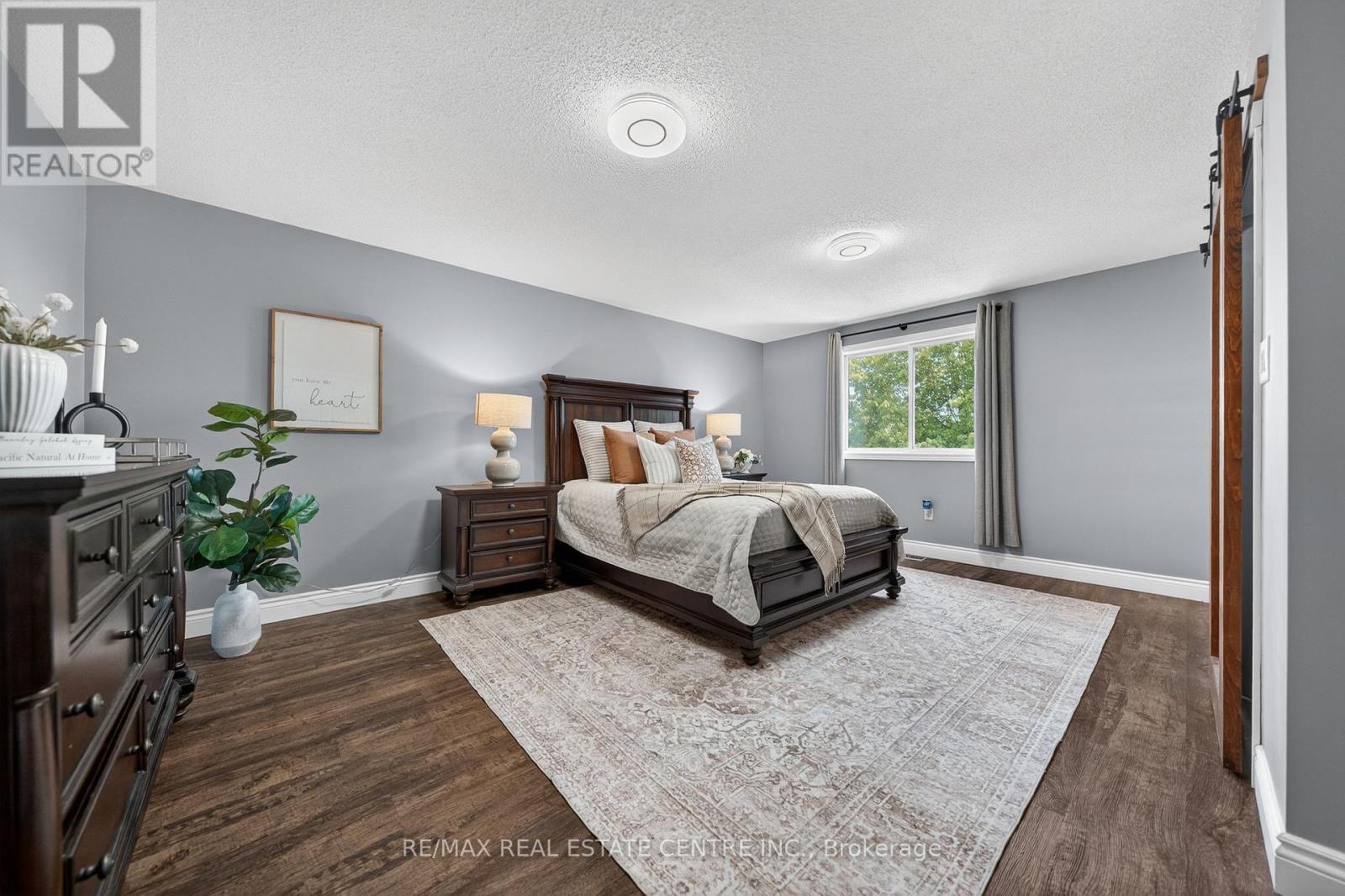 111 HUME DRIVE - 21