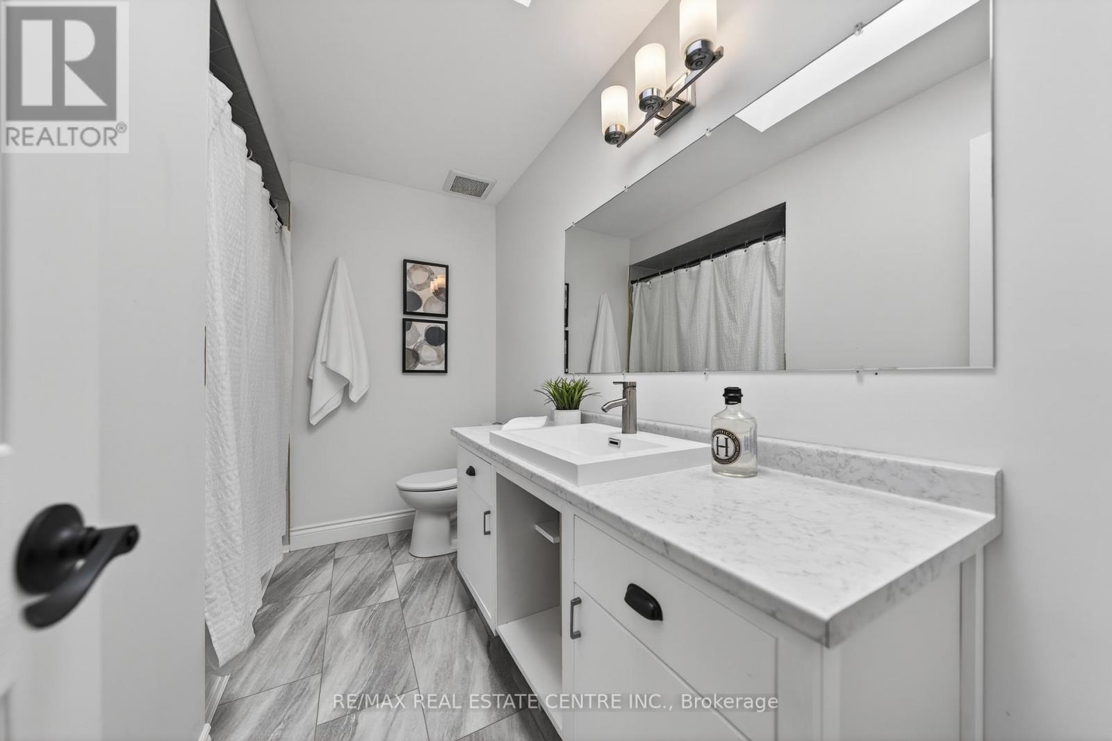 111 HUME DRIVE - 32
