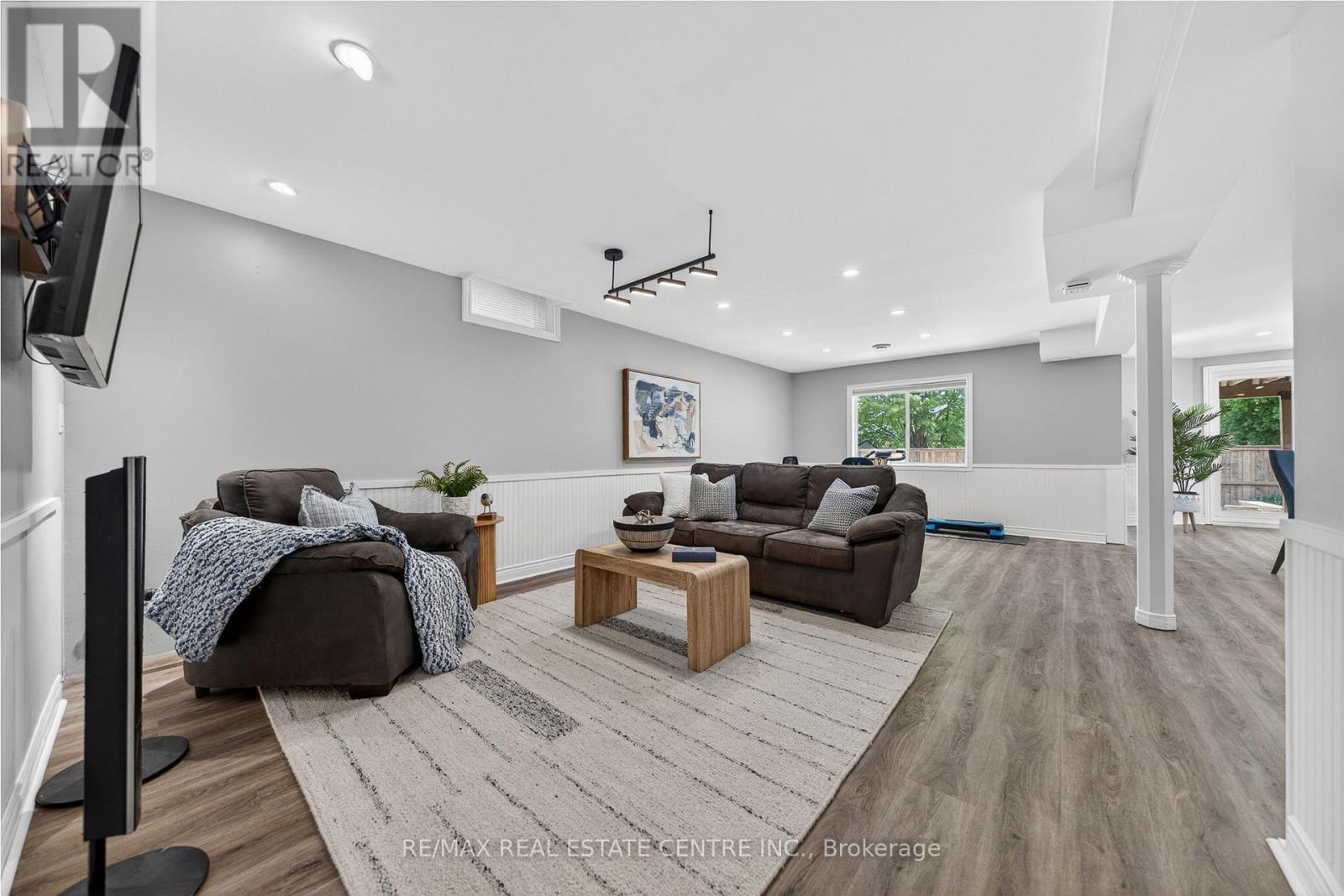 111 HUME DRIVE - 35