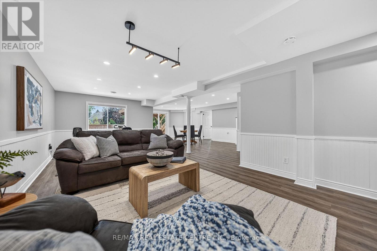 111 HUME DRIVE - 36
