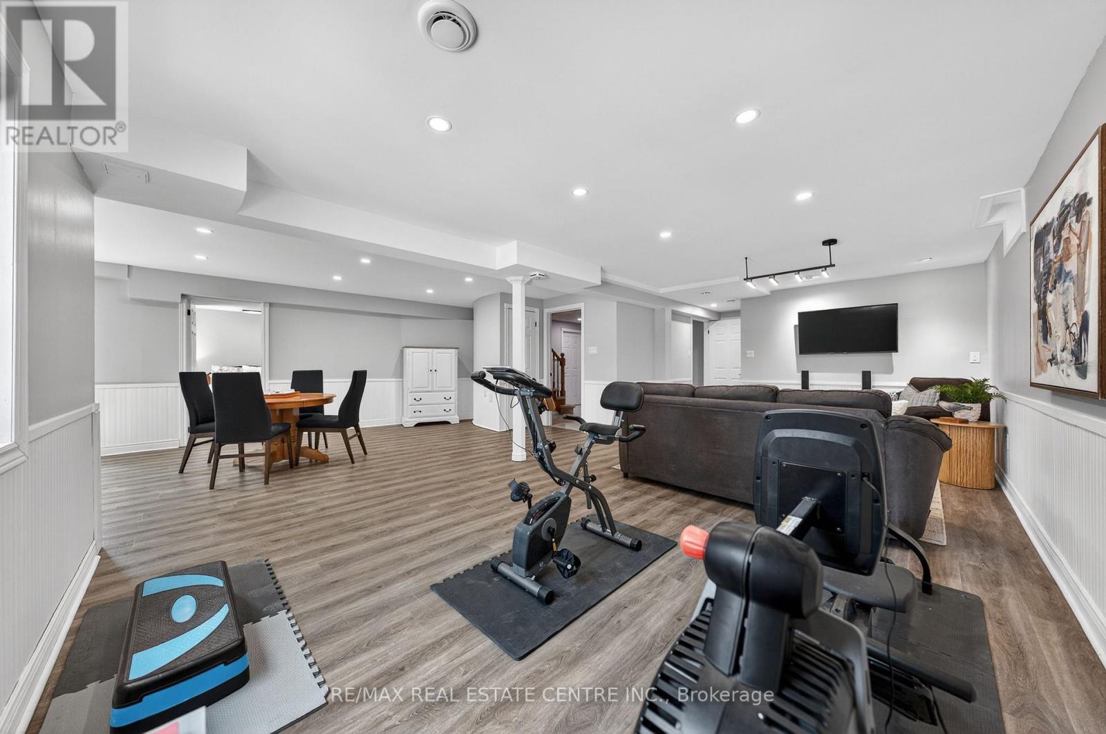 111 HUME DRIVE - 37