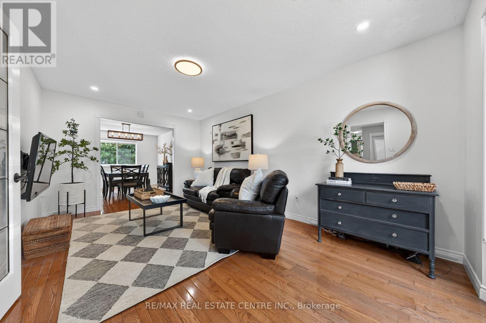 111 HUME DRIVE - 5