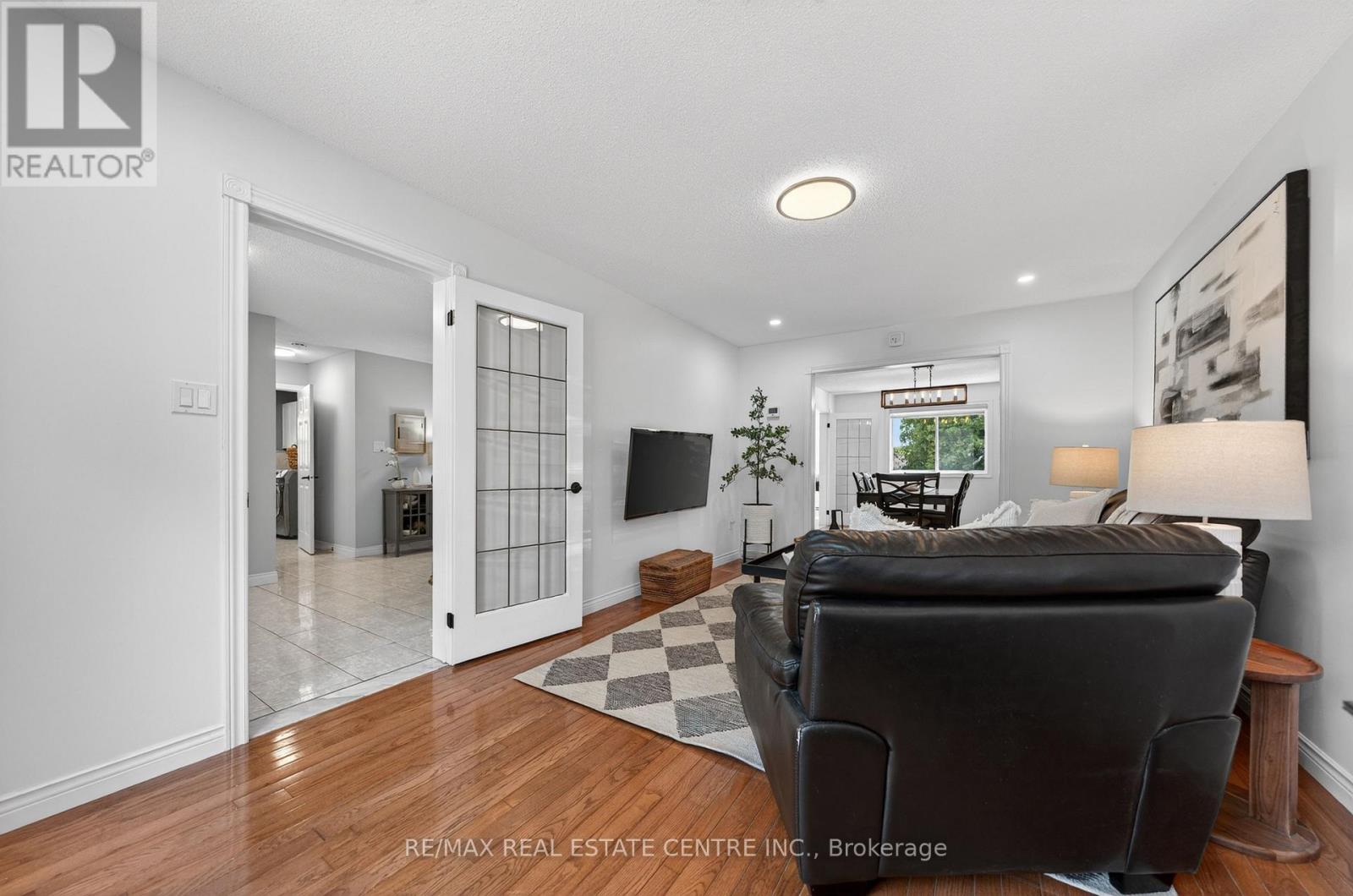 111 HUME DRIVE - 7