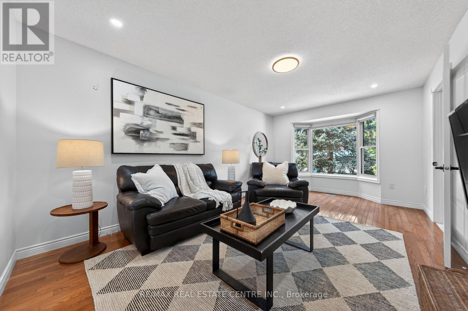 111 HUME DRIVE - 8