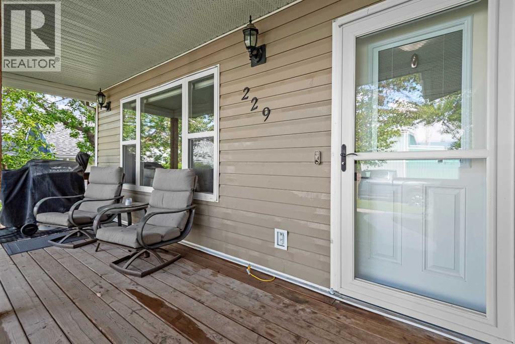 229 3 Avenue NE - photo 3