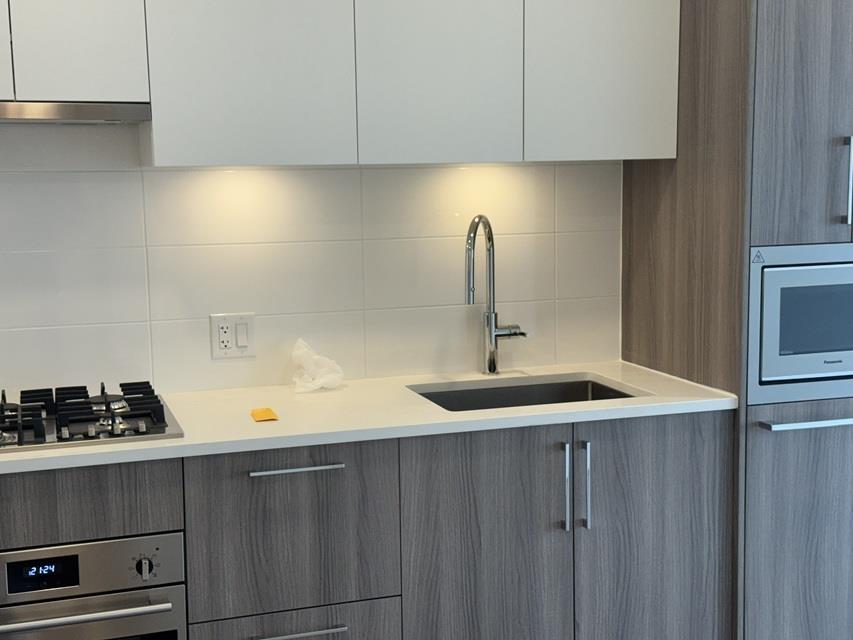 1 Bed, 1 Bath House for Sale in Surrey – 1108 9675 KING GEORGE BOULEVARD, Surrey – MLS# R3138884 - Image 7