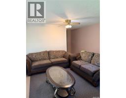 Den - 706 3rd Street E, Shaunavon, SK S0N2M0 Photo 12