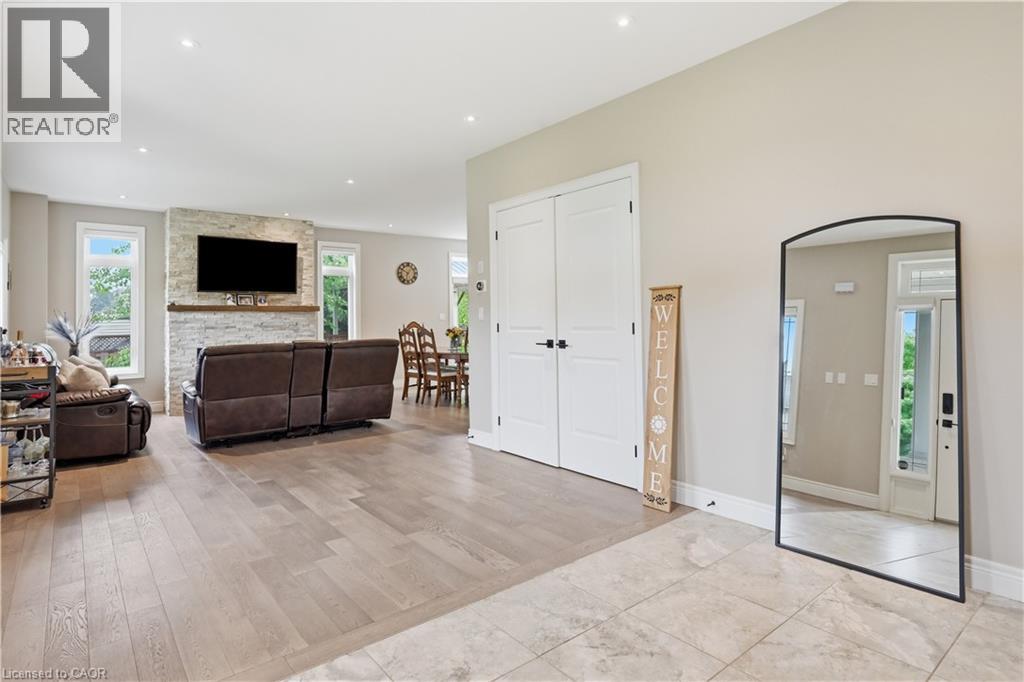 1 LINDSAY Way - 6