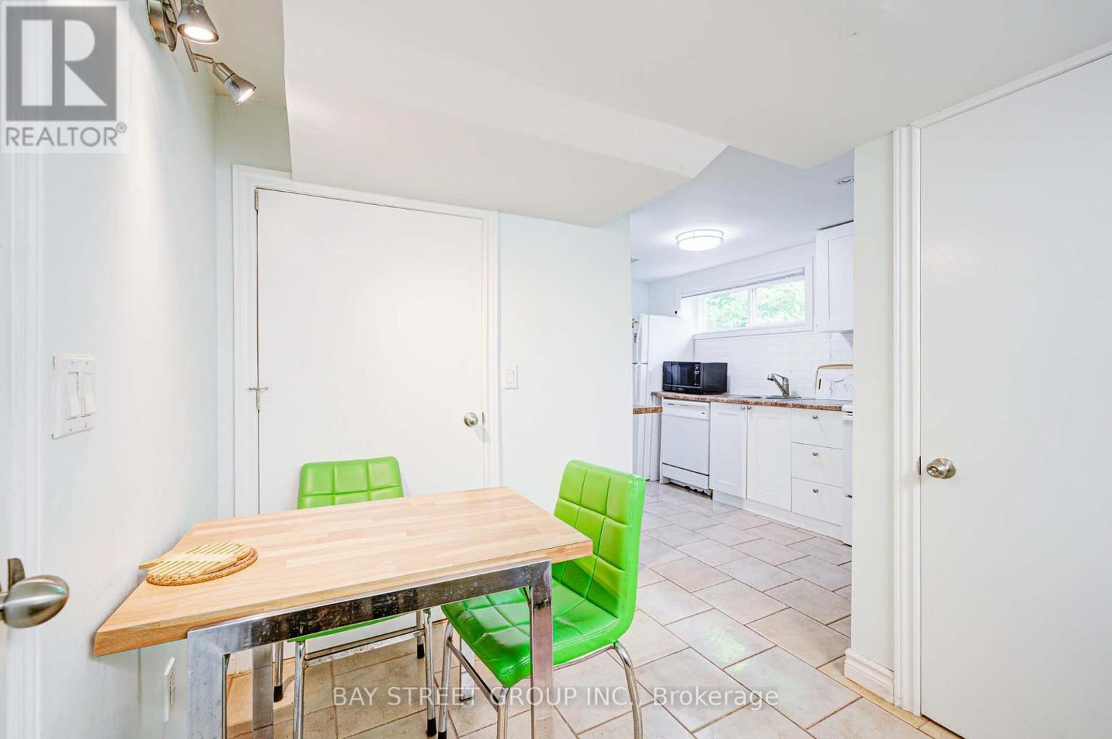125 CONNAUGHT AVENUE - 32