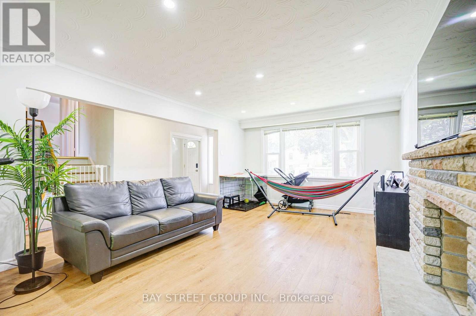 125 CONNAUGHT AVENUE - 4