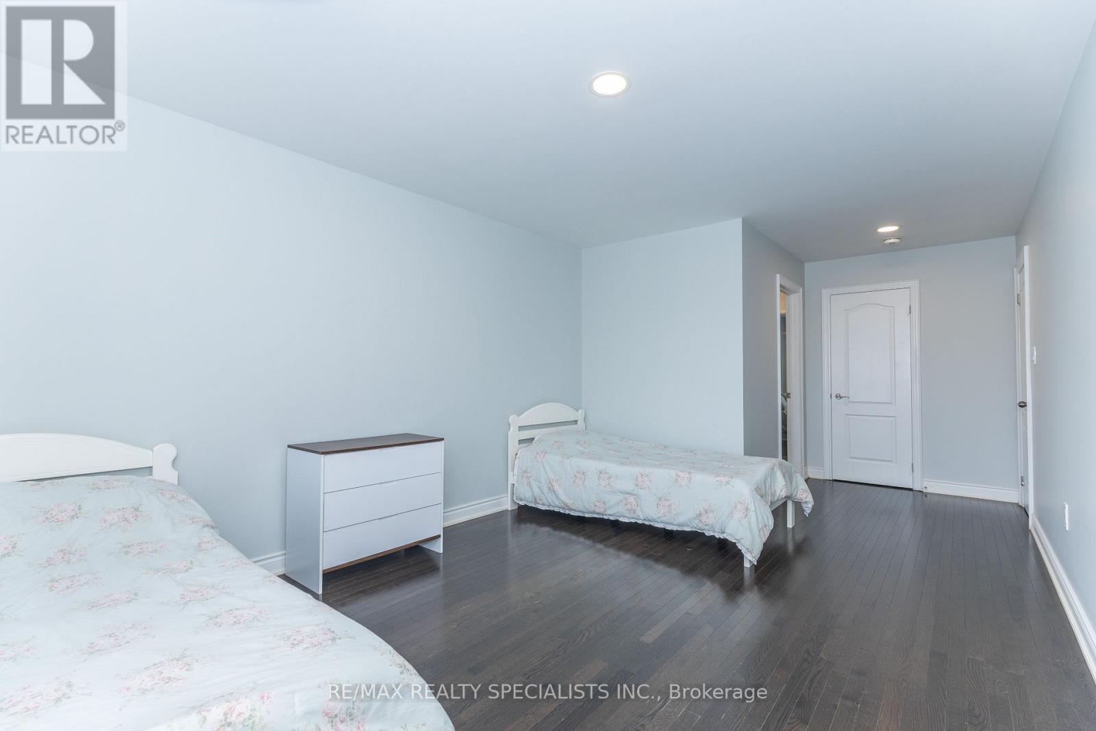 8 W. DYKIE COURT - 30