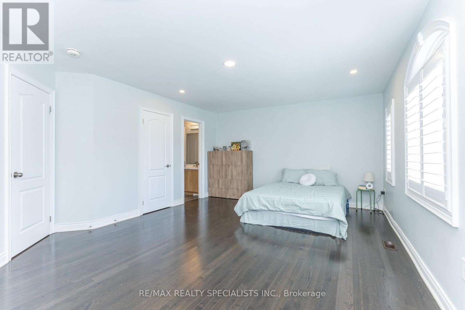 8 W. DYKIE COURT - 34