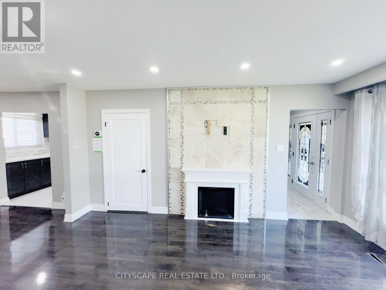 345 SILVERSTONE DRIVE - 10