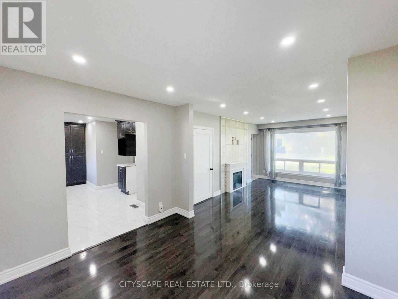 345 SILVERSTONE DRIVE - 11