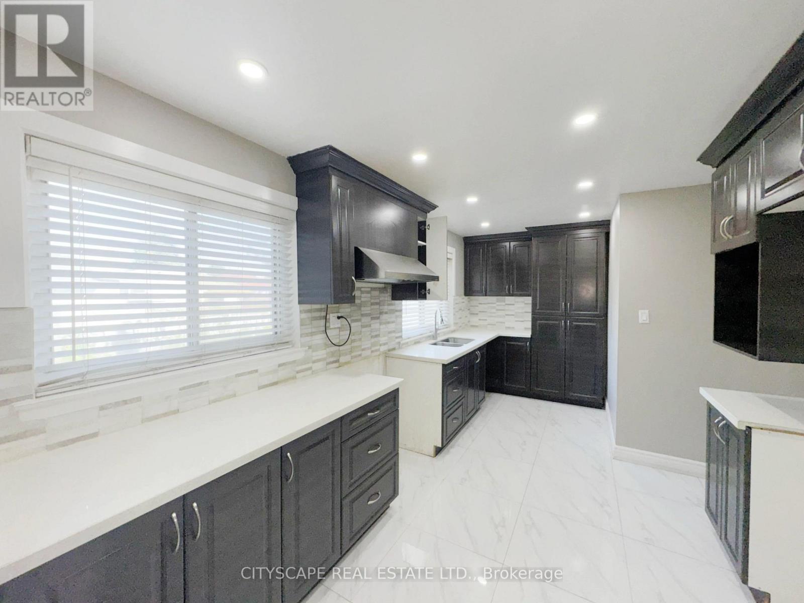 345 SILVERSTONE DRIVE - 13
