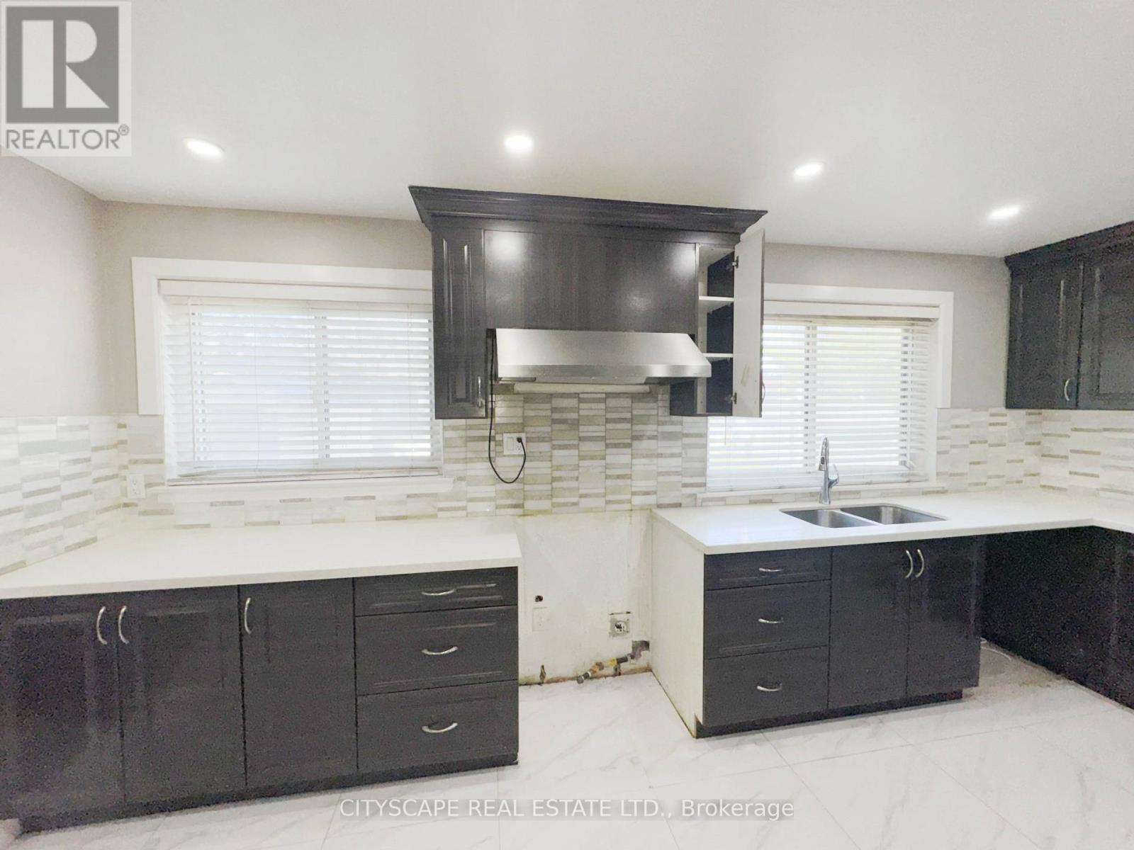 345 SILVERSTONE DRIVE - 14