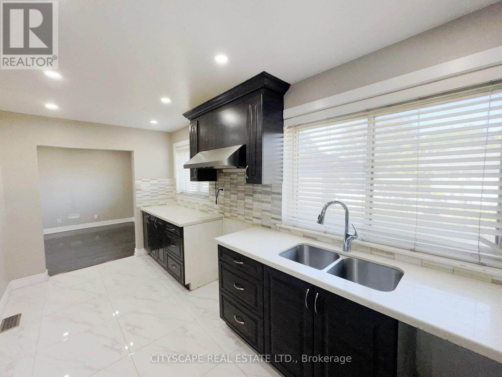 345 SILVERSTONE DRIVE - 15