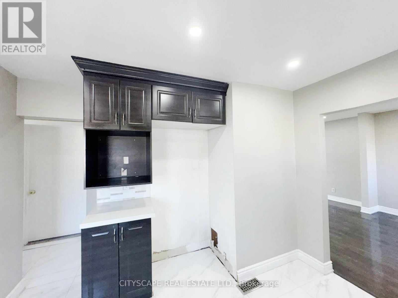 345 SILVERSTONE DRIVE - 16