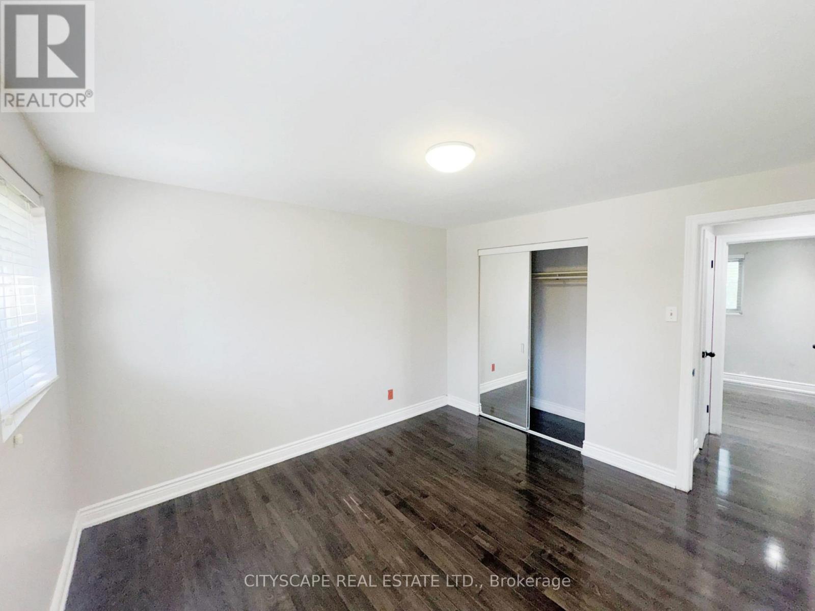345 SILVERSTONE DRIVE - 22