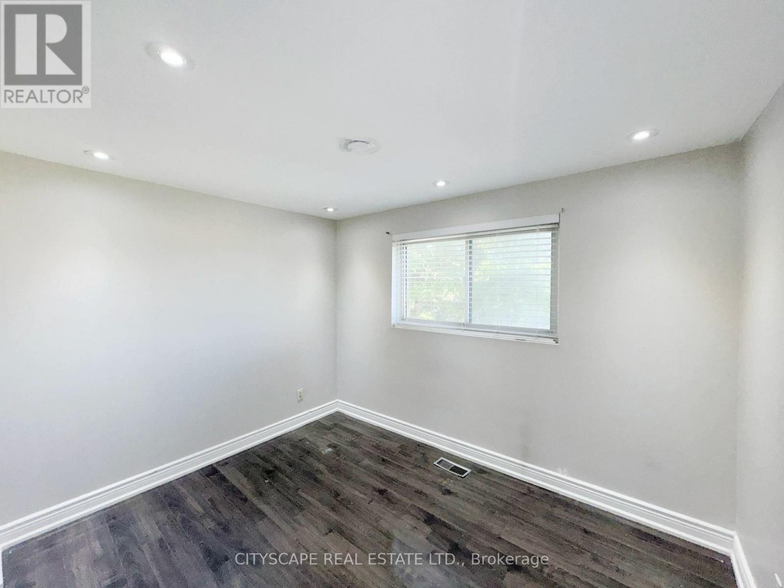 345 SILVERSTONE DRIVE - 24