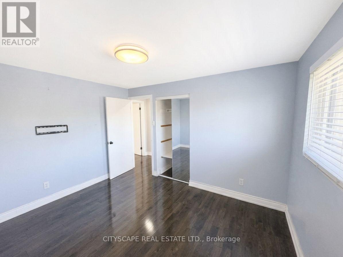 345 SILVERSTONE DRIVE - 32