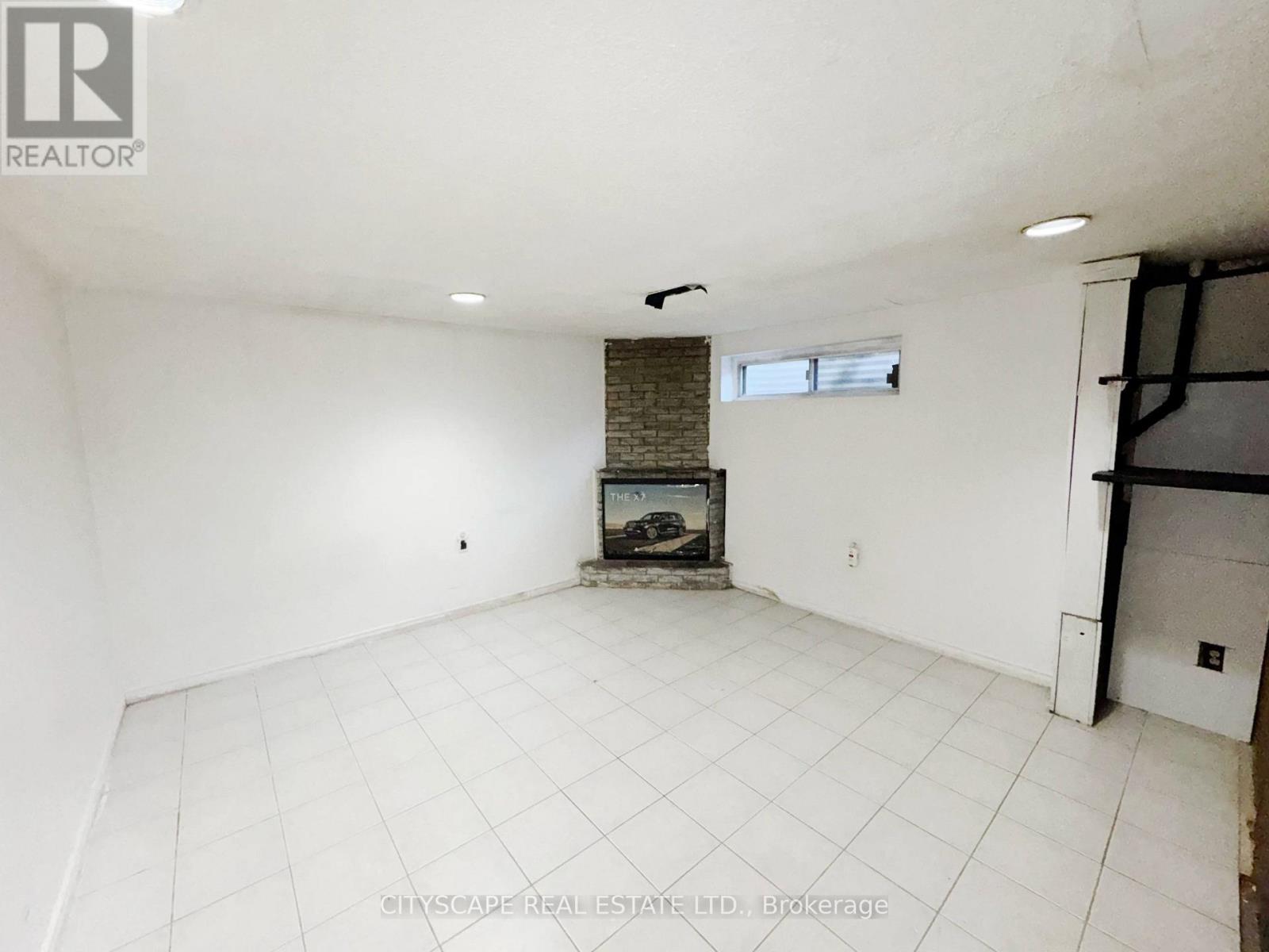 345 SILVERSTONE DRIVE - 34