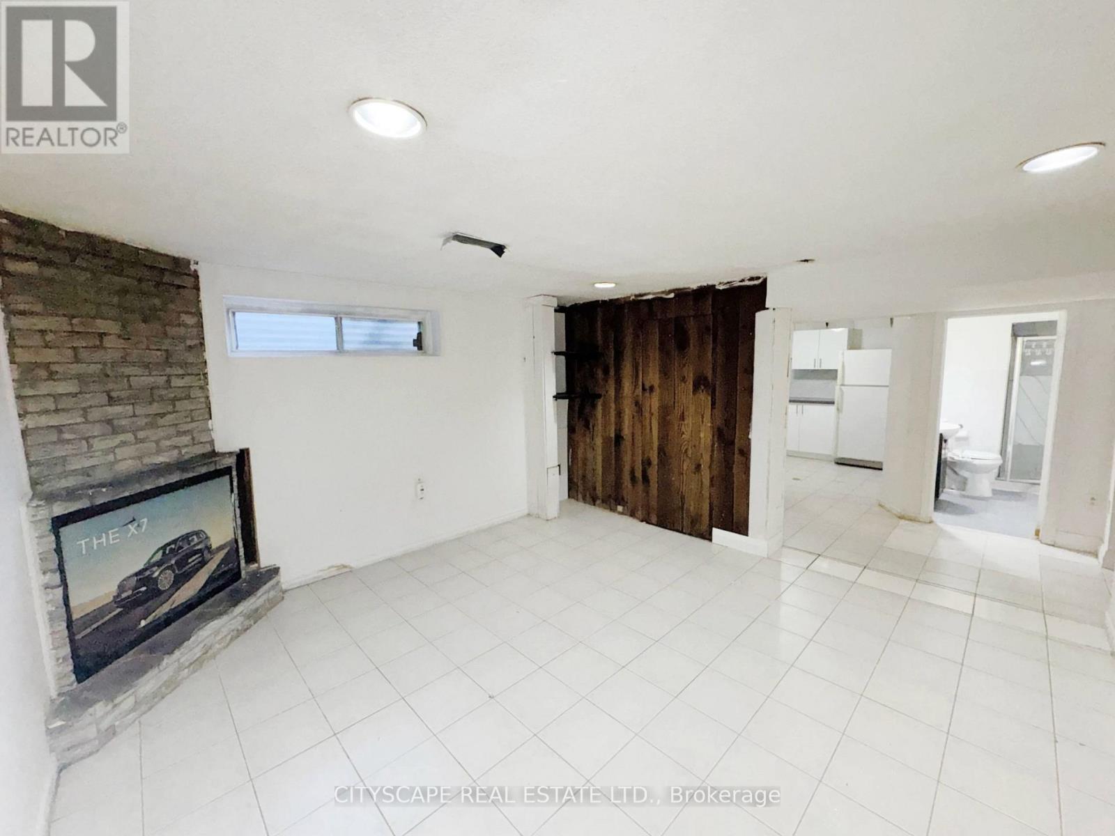 345 SILVERSTONE DRIVE - 35