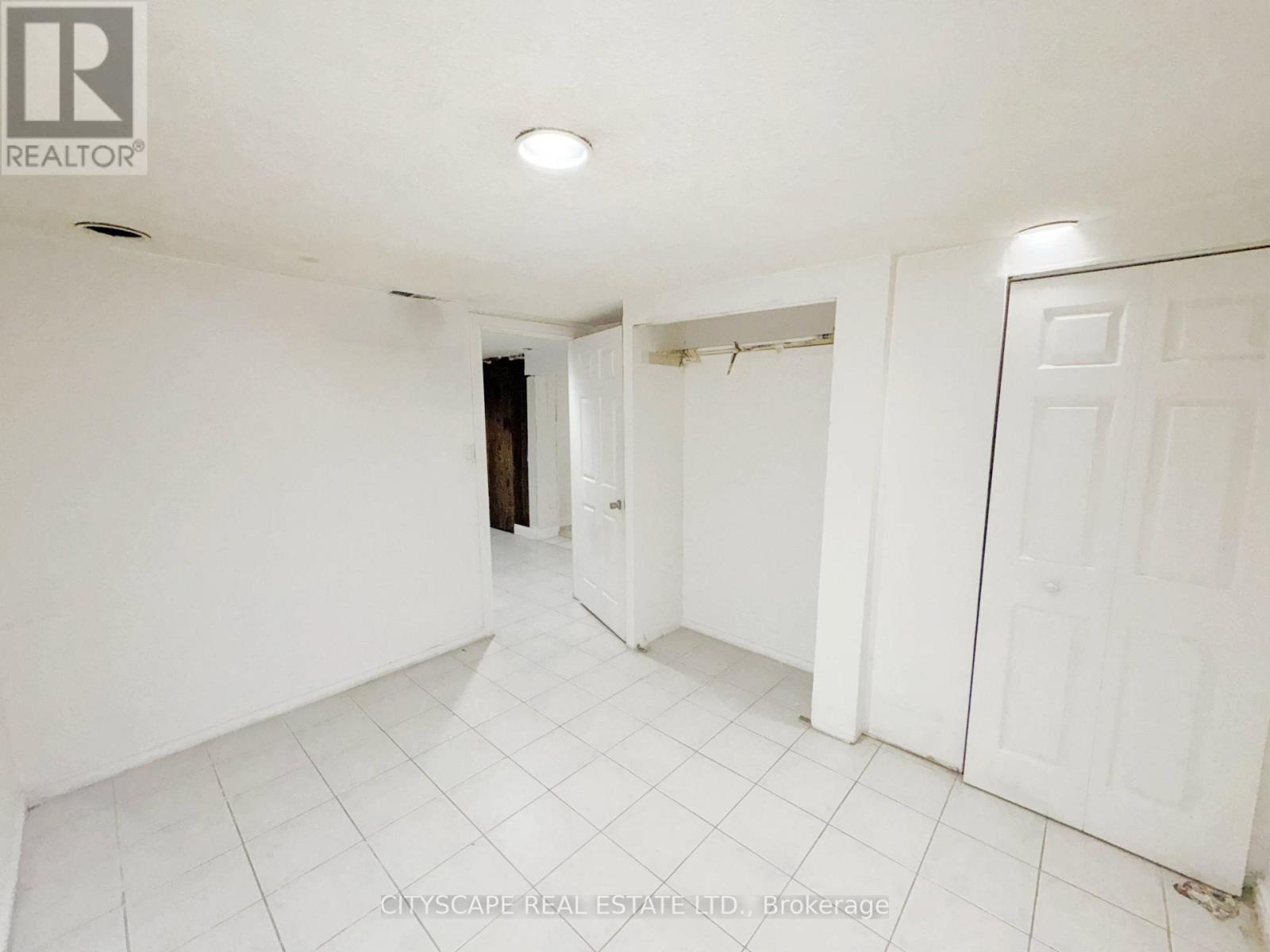 345 SILVERSTONE DRIVE - 38