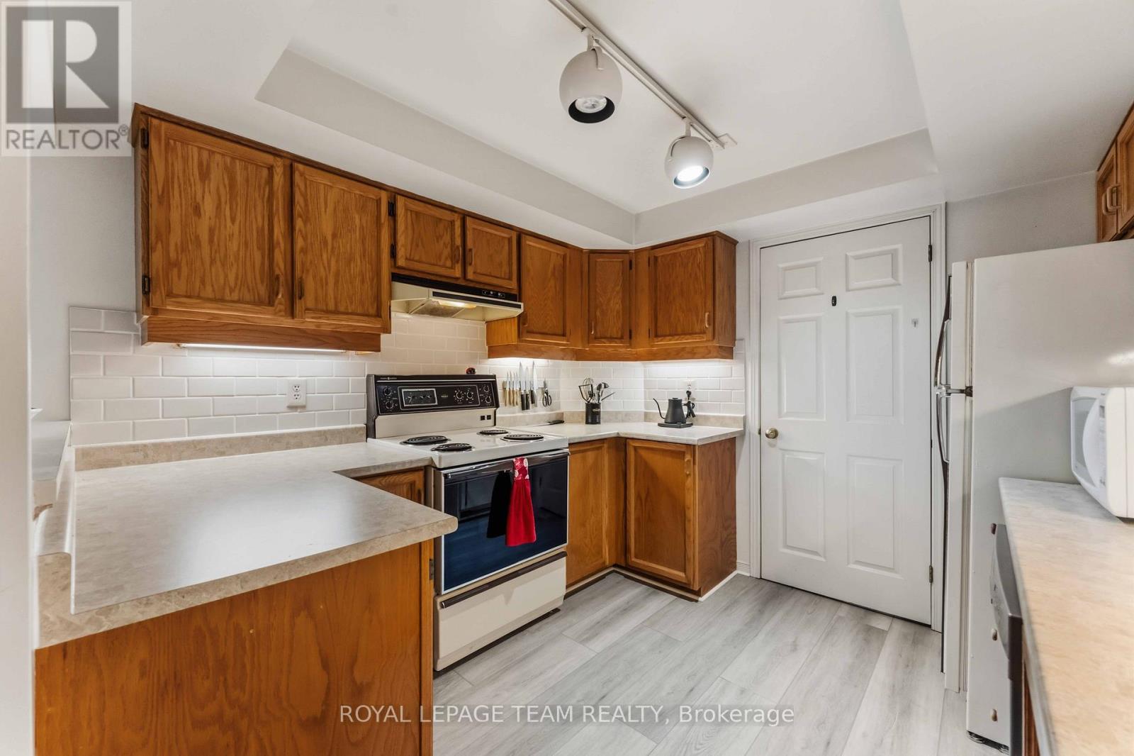 2 Bed, 2 Bath House for Sale in Ottawa – 301 – 7 KIPPEWA DRIVE, Ottawa – MLS# X13482486 - Image 19