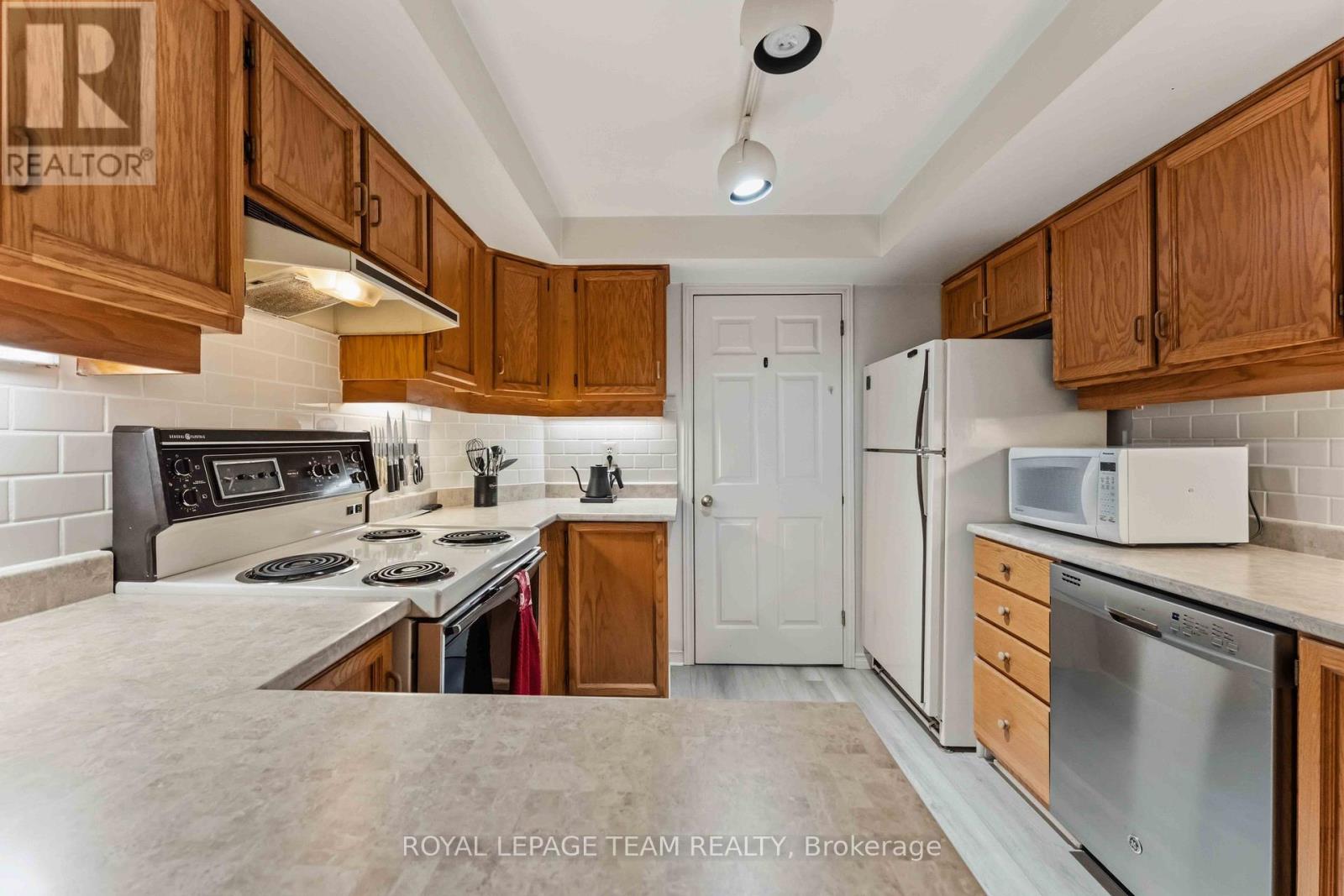 2 Bed, 2 Bath House for Sale in Ottawa – 301 – 7 KIPPEWA DRIVE, Ottawa – MLS# X13482486 - Image 20