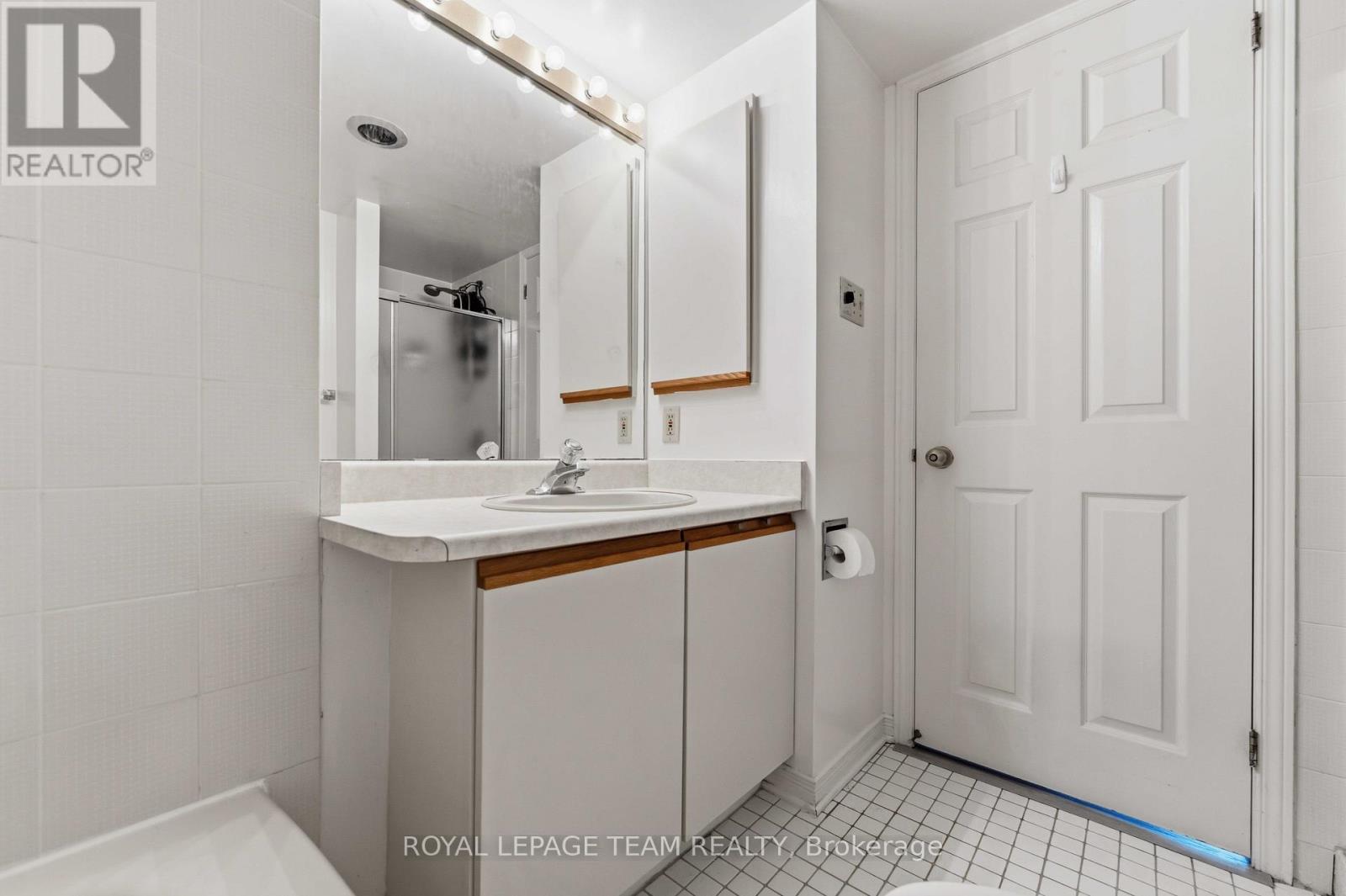 2 Bed, 2 Bath House for Sale in Ottawa – 301 – 7 KIPPEWA DRIVE, Ottawa – MLS# X13482486 - Image 34