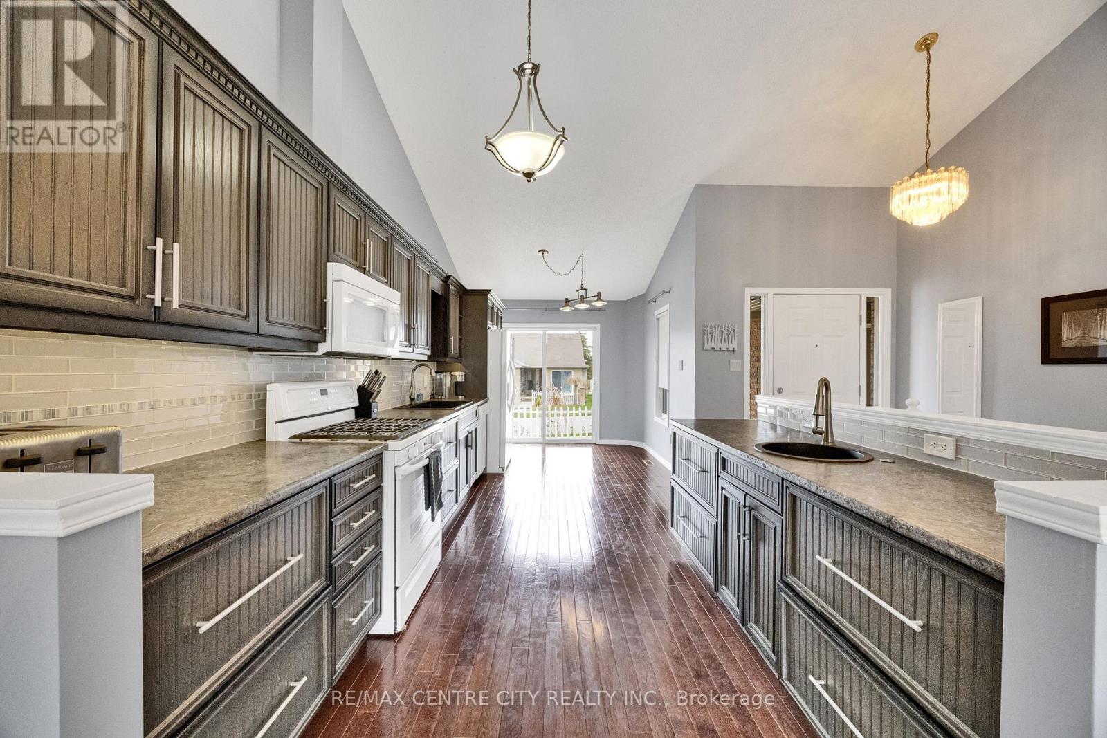 #21 861 SHELBORNE STREET - 11
