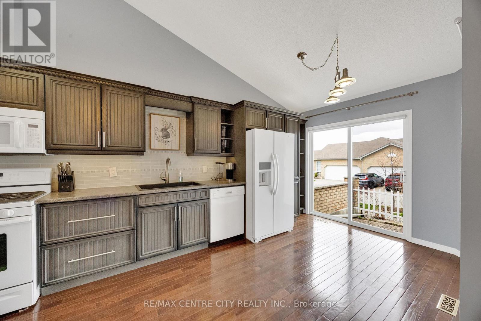 #21 861 SHELBORNE STREET - 14