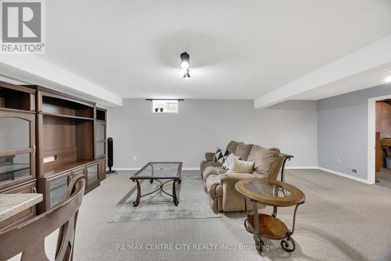 #21 861 SHELBORNE STREET - 36