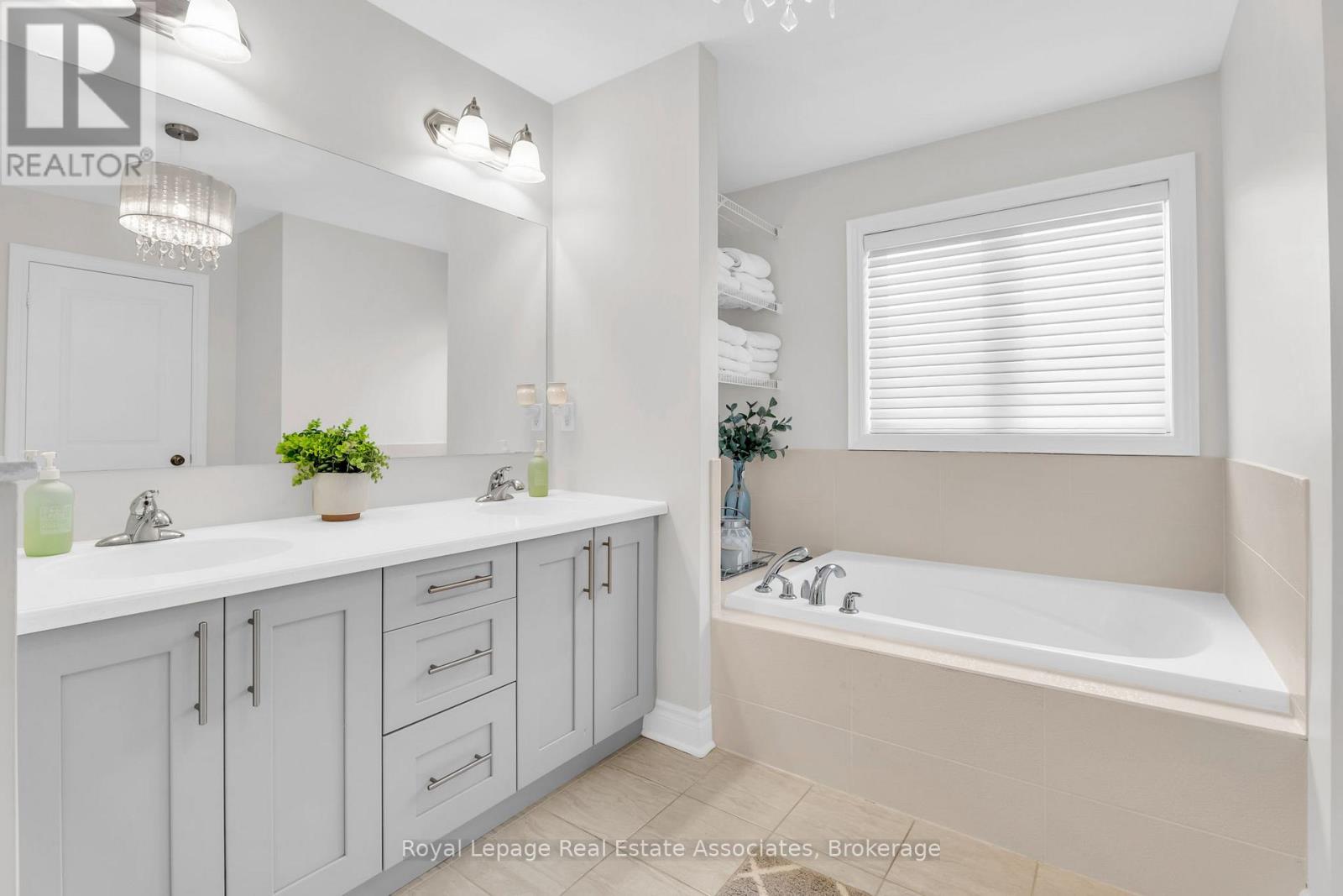 17 MITCHELL CRESCENT - 27